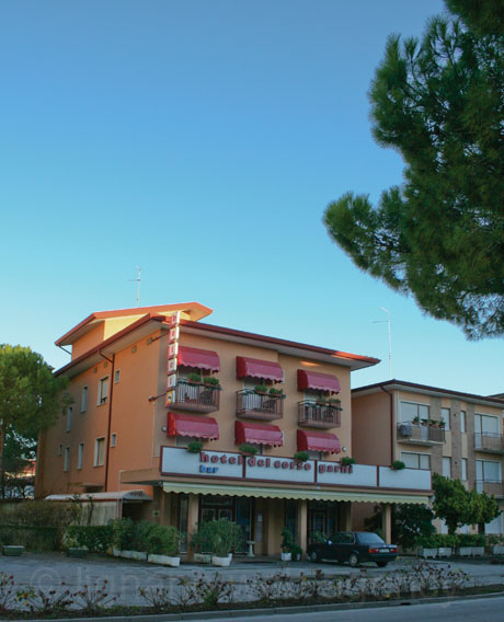 Das hotel del corso von bibione seitlich aus gesehen foto