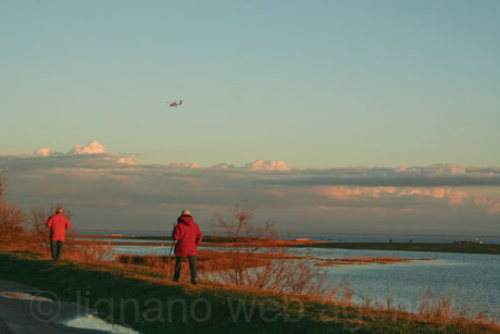 Turistak a bibione tengerpartjan telen foto