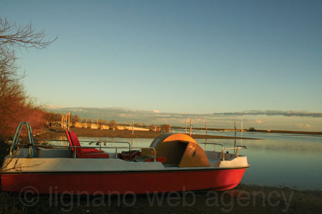 Barca sulla spiaggia di bibione foto