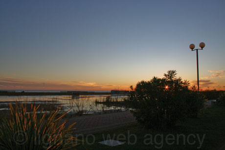 Il calare del sole a bibione foto