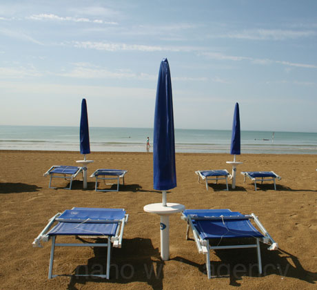 Lettini spiaggia bibione foto