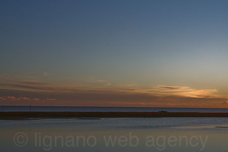 Mare al calare del sole a bibione foto