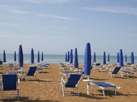 Ombrelloni e lettini sulla spiaggia di bibione foto