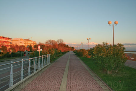 Faleza pe malul marii la bibione iarna foto